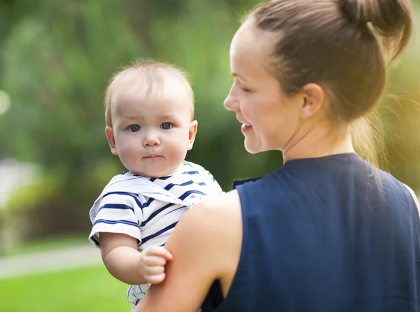 Felice mamma e suo figlio che giocano insieme nel parco — Foto Stock