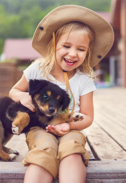 Sevimli küçük kız sevmek köpek yavrusu — Stok fotoğraf