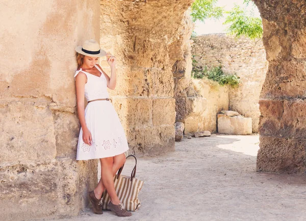 Vrouw reiziger in oude ruïnes bij Carthage — Stockfoto