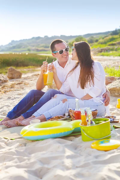 Jeune couple heureux amoureux au pique-nique d'été — Photo