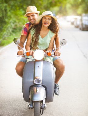 Mutlu genç çift sokak nedir, vintage bir scooter sürme
