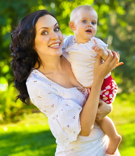 Retrato de uma mãe e seu bebê ao ar livre — Fotografia de Stock