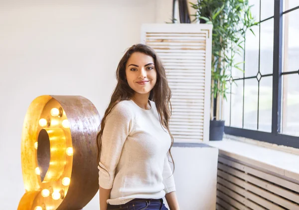 Retrato joven hermosa mujer morena con el pelo largo usando —  Fotos de Stock