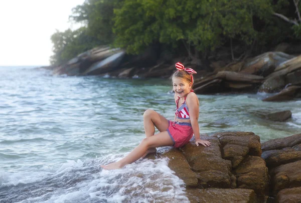 Boldog kis aranyos lány a strandon — Stock Fotó