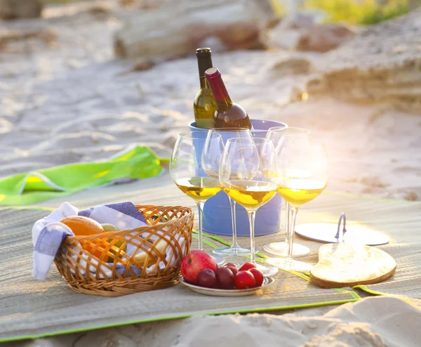 Bicchieri di vino bianco sulla spiaggia pic-nic — Foto Stock