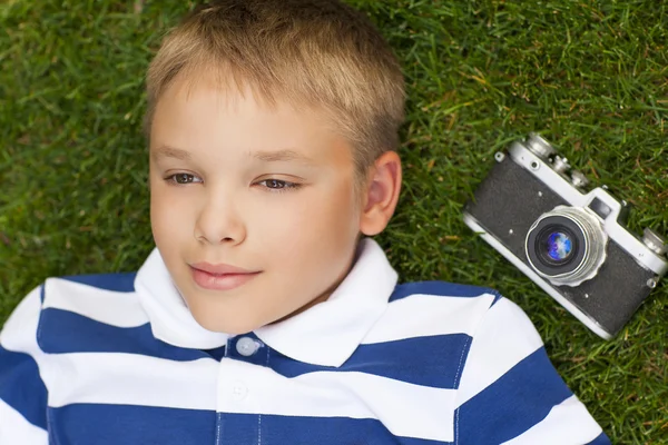 Glücklich lächelnder kleiner Junge mit Retro-Vintage-Kamera — Stockfoto