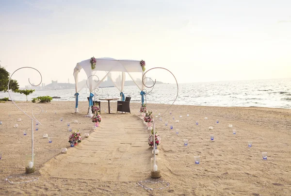 Romantic dinner setup on the beach — Stock Photo, Image