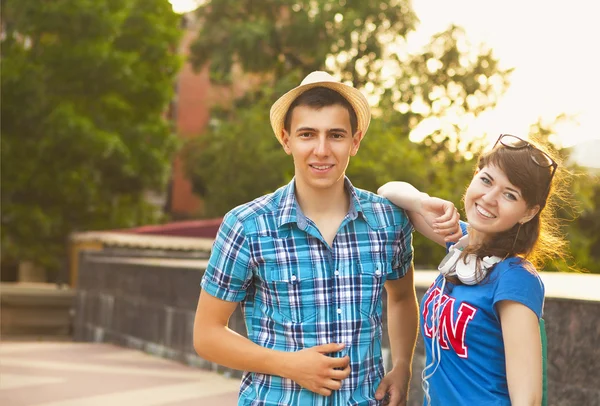 Söt unga vackra tonåringar sitter i staden nära universitet efter — Stockfoto