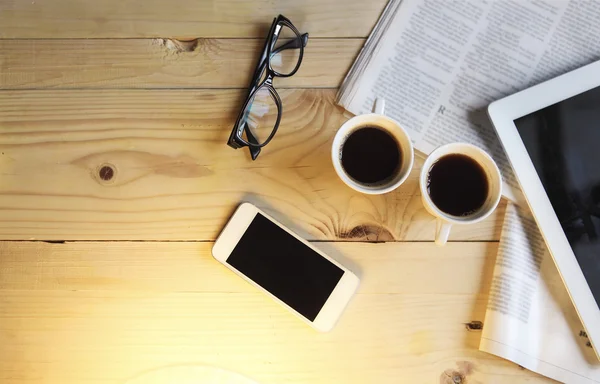 Schwarzer Kaffee mit digitalem Tablet und Handy, Magazin — Stockfoto