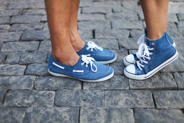 Pojkvän och flickvän fötter bär sneakers — Stockfoto