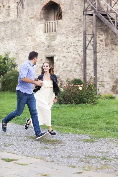 Bela feliz sorrindo correndo casal no amor — Fotografia de Stock