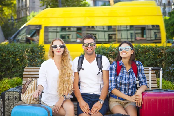 Vrienden van de reizigers met bagage in de stad — Stockfoto