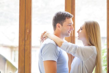 mutlu çift mutfakta sarılma