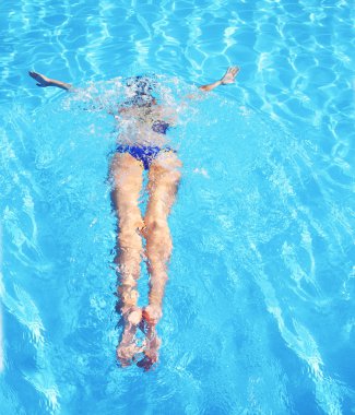 Genç kadın Yüzme Havuzu bir mavi su