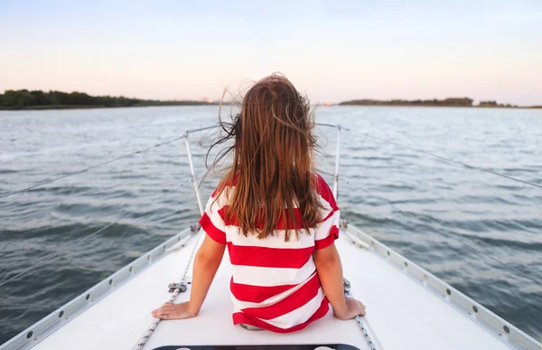 일몰에서 요트를 타고 즐기는 어린 소녀 — 스톡 사진
