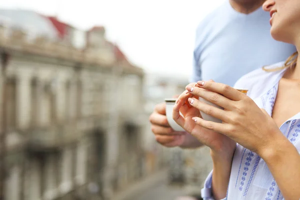 Gelukkige jonge mooie paar koffie drinken — Stockfoto