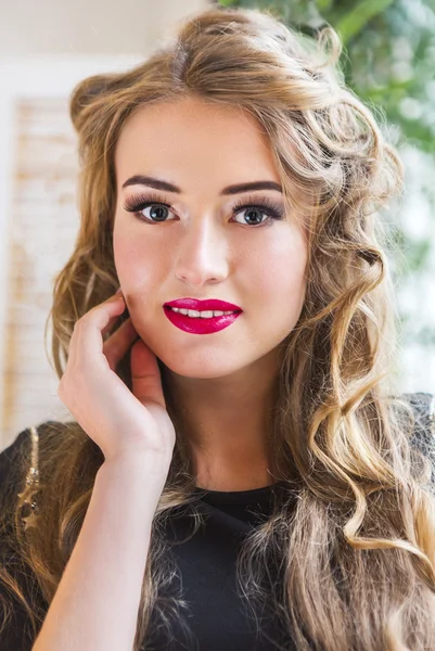 Retrato jovem bela mulher loira — Fotografia de Stock