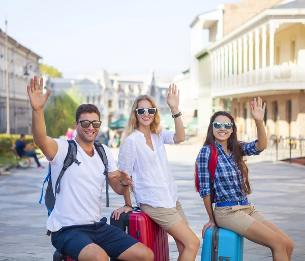 Travelers friends with luggage in the city — Stock Photo, Image