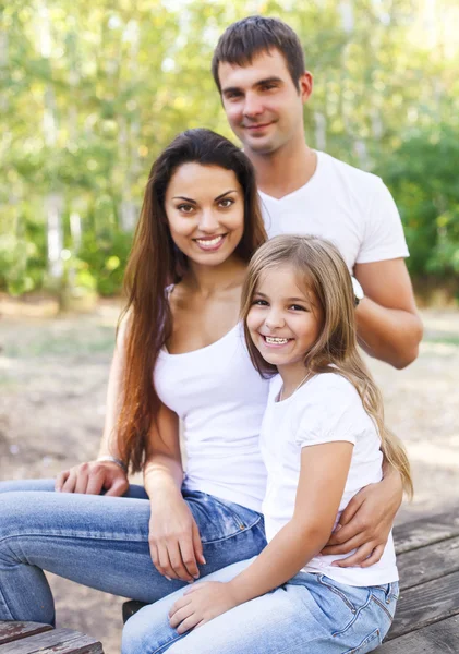 Ευτυχισμένη μητέρα, πατέρας και κόρη τους στο πάρκο — Φωτογραφία Αρχείου