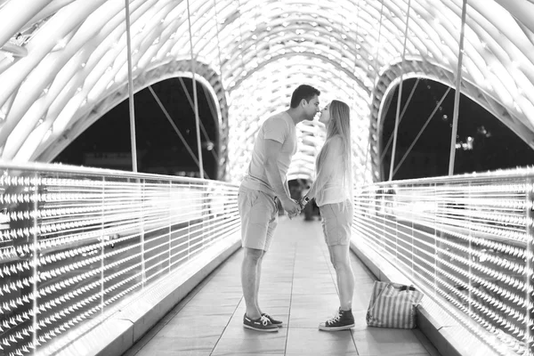 Joven pareja cariñosa besándose en el puente de la Paz en Tiflis —  Fotos de Stock