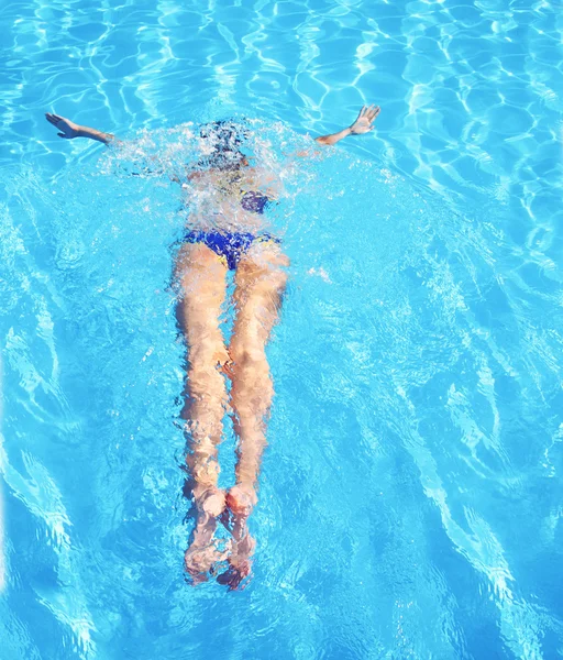 Young woman swimming in a blue water of swimming pool — Stock Photo, Image