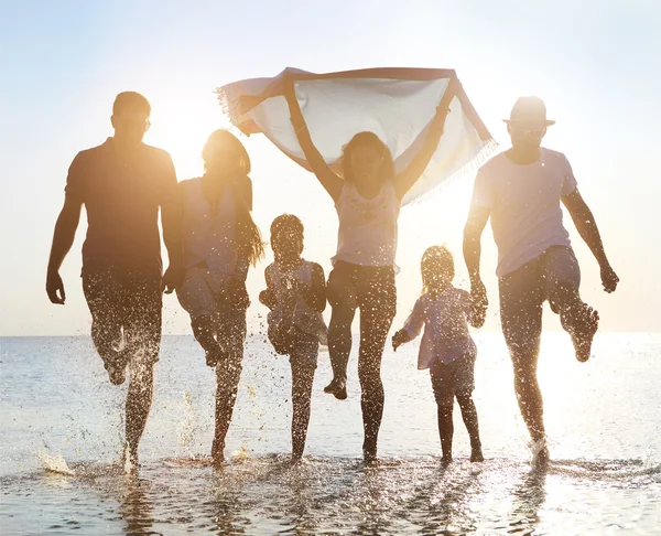 Gelukkige vrienden met kinderen viering strand partij. — Stockfoto