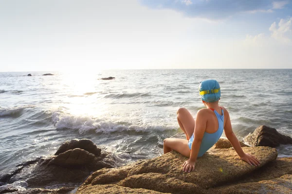 Niña feliz nadadora en la playa — Foto de Stock