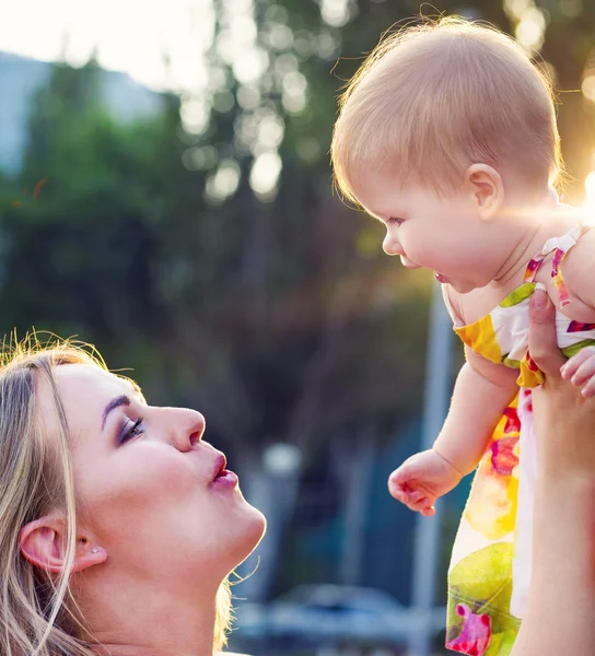 Porträtt av en mor och hennes baby utomhus — Stockfoto