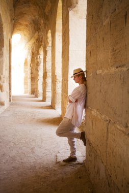 Tunus El Jem Roma apmphitheatre kadında