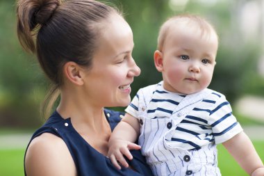 mutlu anne ve çocuk parkta birlikte oynama