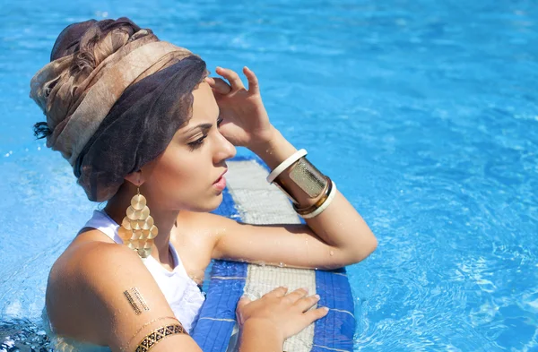 Hermosa mujer cerca de la piscina con turbante de color —  Fotos de Stock