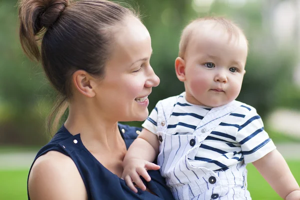 Feliz mamá y su niño jugando en parque juntos —  Fotos de Stock