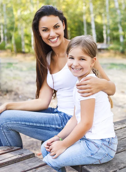 Mor och dotter i sommarparken — Stockfoto