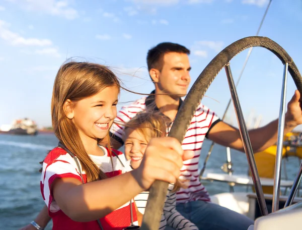 Unga far med bedårande döttrar på en stor båt — Stockfoto
