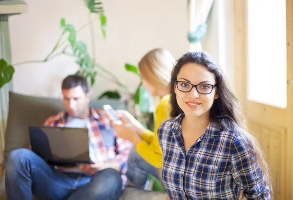 Les gens d'affaires conversation avec la technologie à portée de main — Photo