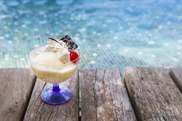 Gelado de manga com chocolate e cereja — Fotografia de Stock