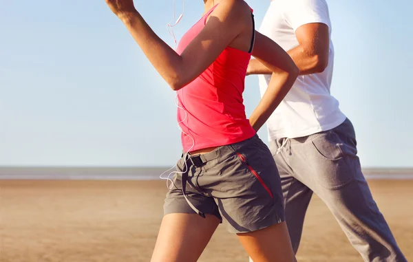 Um casal a correr lá fora. Fechar — Fotografia de Stock