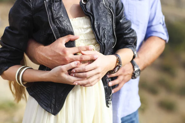 Close up hands of a young couple holding hands — Stock Photo, Image
