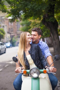 Vintage bir scooter sokak üzerinde mutlu genç Çift