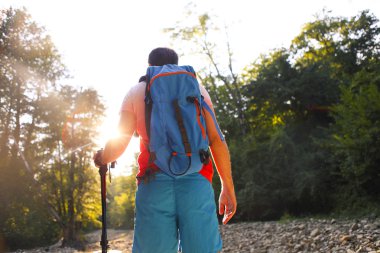Günbatımı'da backpac ve sopa dağlarda yürüyüş dostum