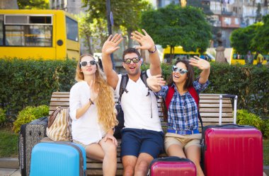 Bagaj şehrin ile seyahat etmek arkadaş