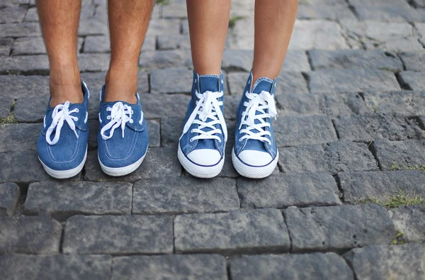 Pojkvän och flickvän fötter bär sneakers — Stockfoto