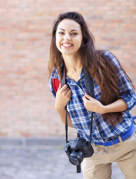 Utomhus sommaren leende livsstil porträtt av ganska ung kvinna — Stockfoto