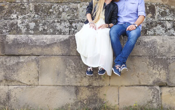 Fechar as mãos de um jovem casal de mãos dadas — Fotografia de Stock