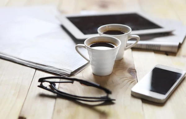 Schwarzer Kaffee mit digitalem Tablet und Handy, Magazin — Stockfoto