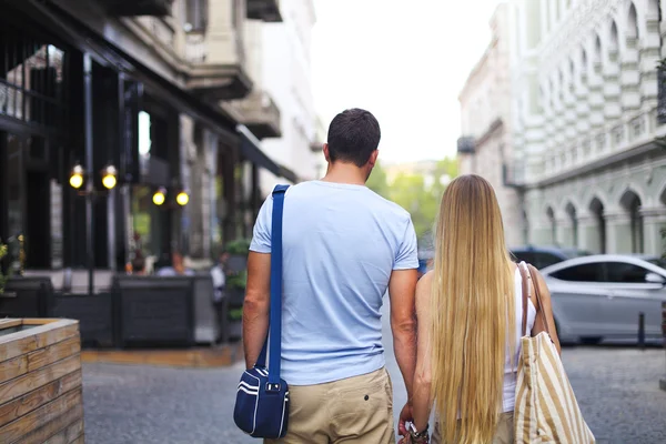 Lyckliga par i kärlek promenader i Tbilisi stad, Georgien — Stockfoto