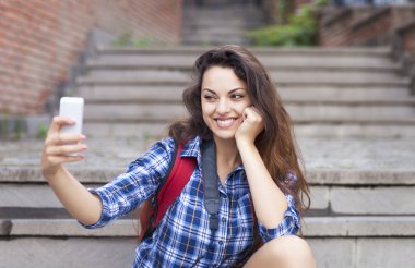 Bir smartphone digita tutan genç çekici kadın portresi