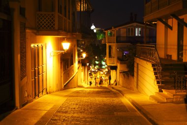 Sokağın içinde tarihi ilçe Tiflis eski görünümüne gece