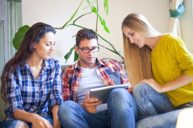 Yeni fikirler ve iş arkadaşları arasında beyin fırtınası alışverişi