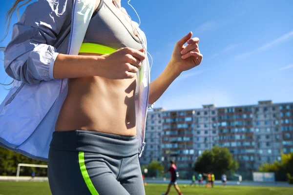 Corredor na pista do estádio. Mulher verão fitness treino — Fotografia de Stock